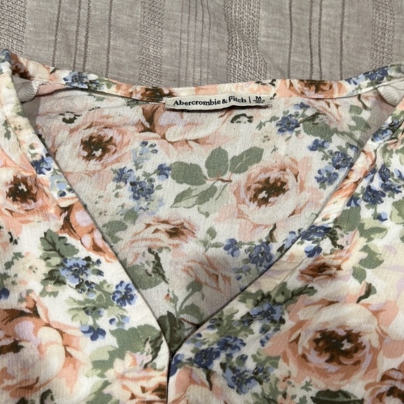 Abercrombie floral flutter sleeve blouse - Picture 2 of 6